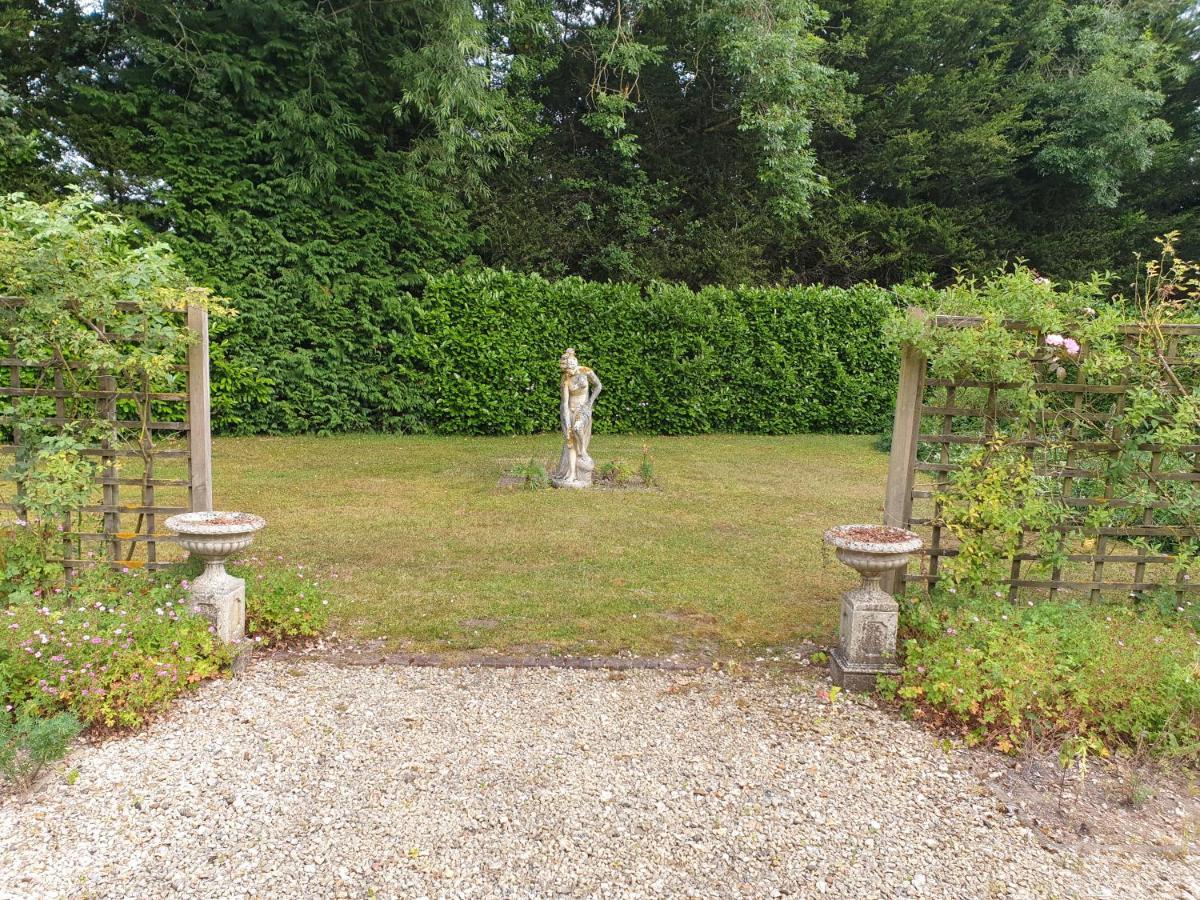 The Reading Whole Chalet With Lake And Two Acre Gardens Eksteriør billede