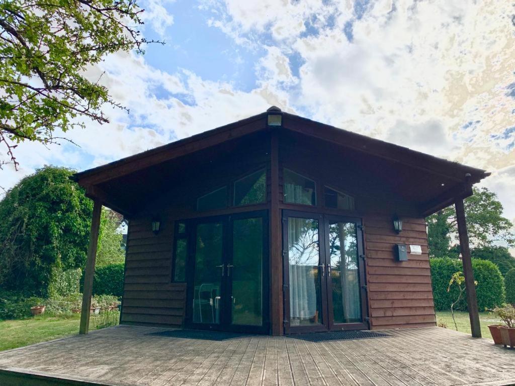 The Reading Whole Chalet With Lake And Two Acre Gardens Eksteriør billede