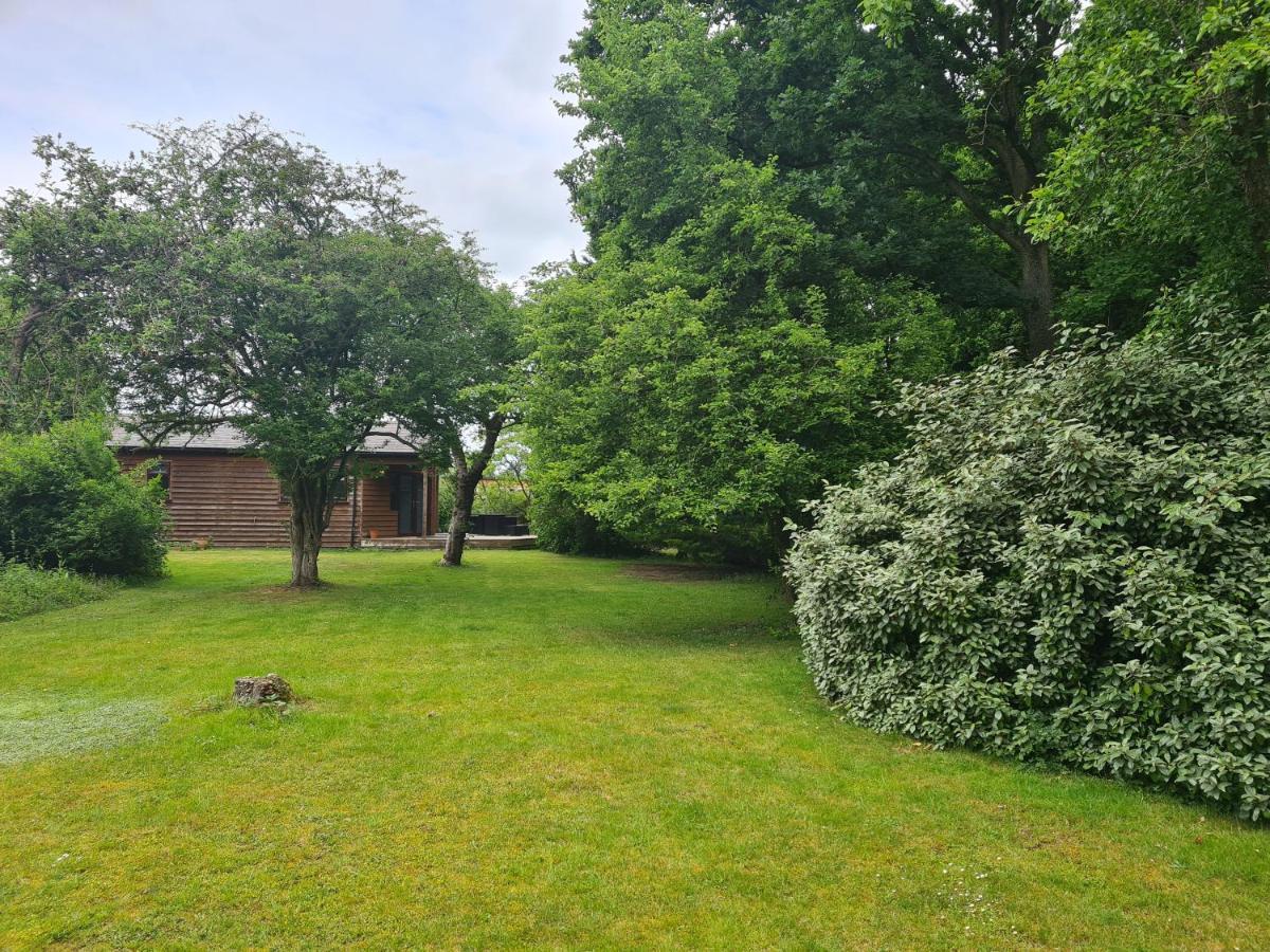 The Reading Whole Chalet With Lake And Two Acre Gardens Eksteriør billede