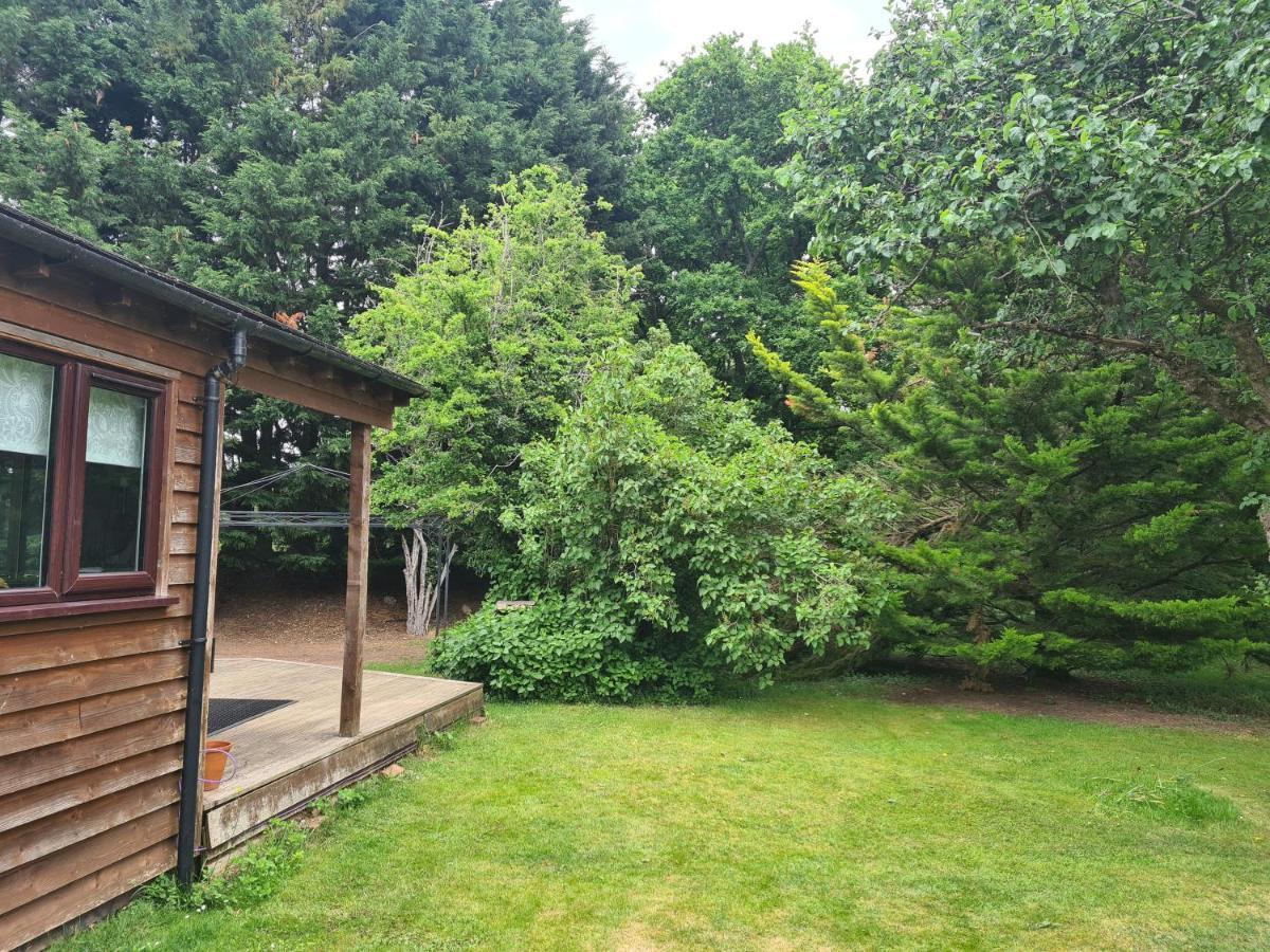 The Reading Whole Chalet With Lake And Two Acre Gardens Eksteriør billede