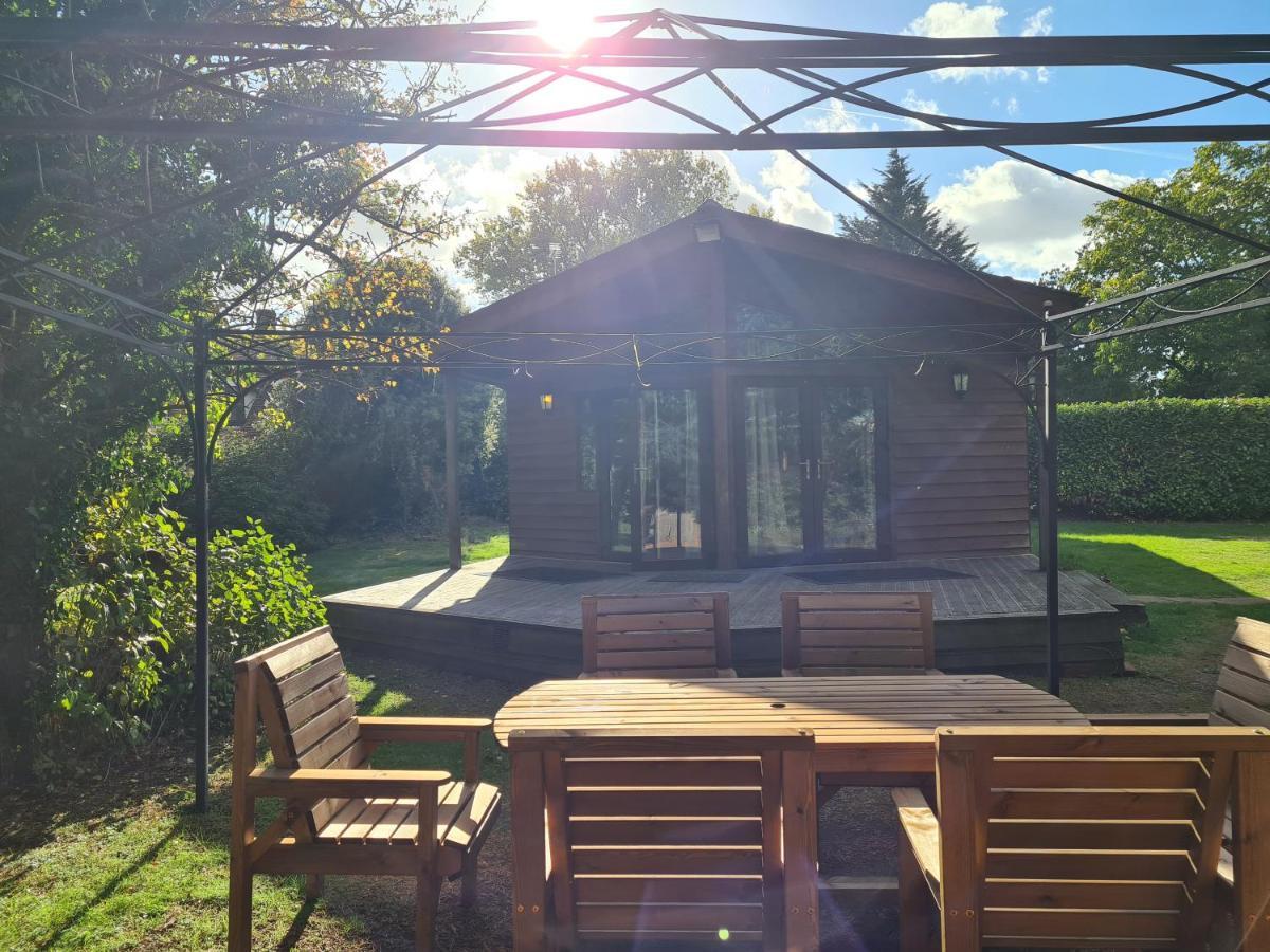 The Reading Whole Chalet With Lake And Two Acre Gardens Eksteriør billede