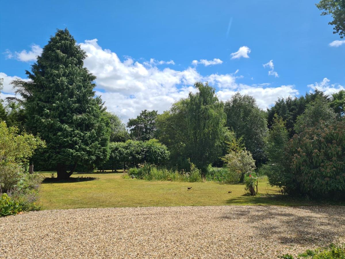 The Reading Whole Chalet With Lake And Two Acre Gardens Eksteriør billede
