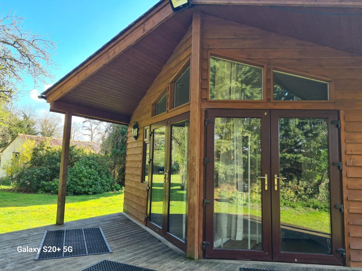 The Reading Whole Chalet With Lake And Two Acre Gardens Eksteriør billede
