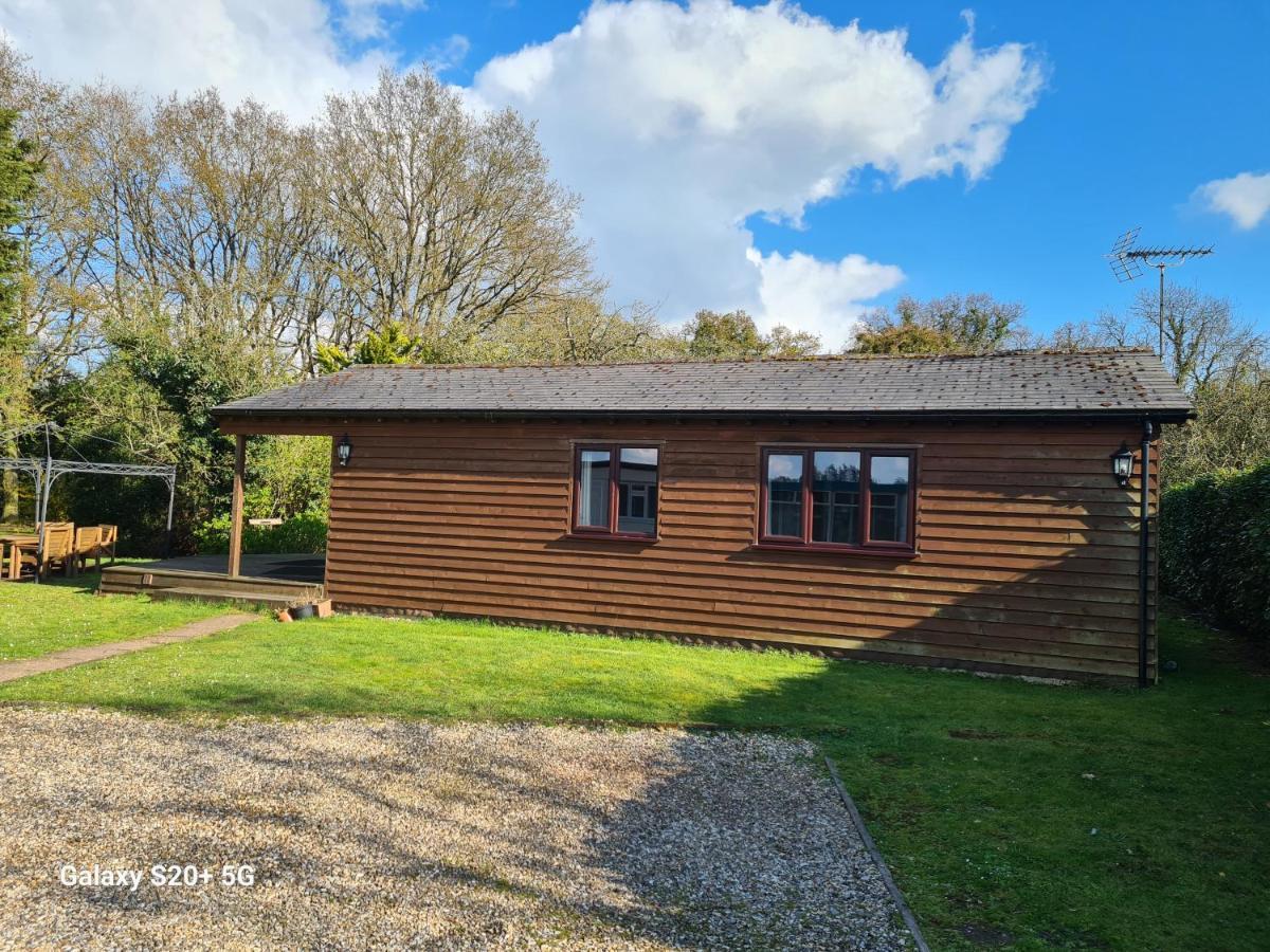 The Reading Whole Chalet With Lake And Two Acre Gardens Eksteriør billede