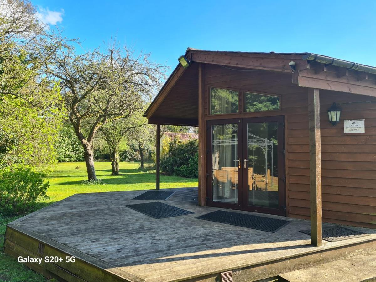 The Reading Whole Chalet With Lake And Two Acre Gardens Eksteriør billede